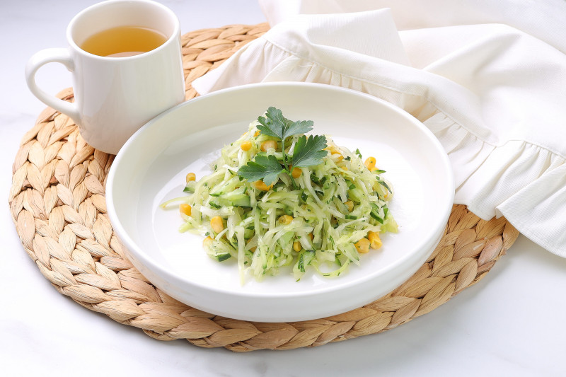 Заказать Салат из капусты с огурцом и кукурузойс доставкой |Кафе Традиции с доставкой по Екатеринбургу
