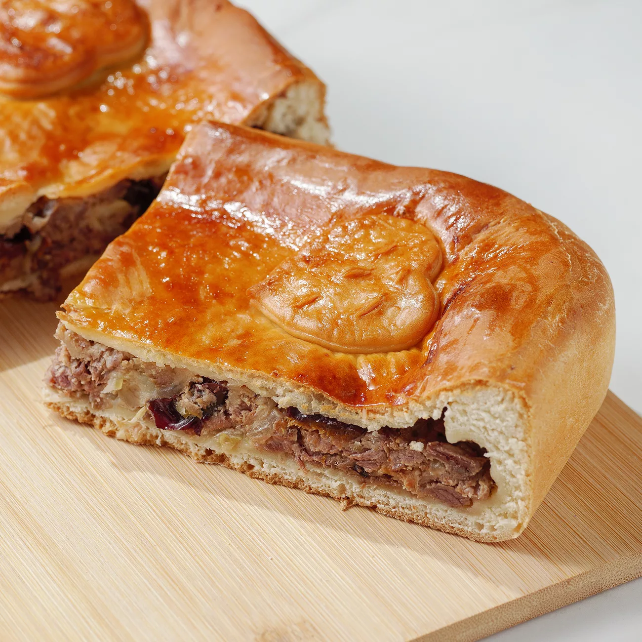 Пирог с говядиной и черносливом